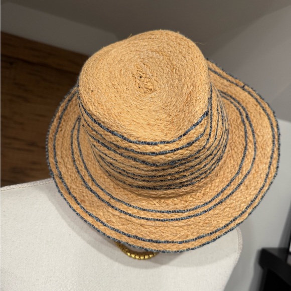 Stylish Straw Hat with Black Accents - Picture 3 of 4